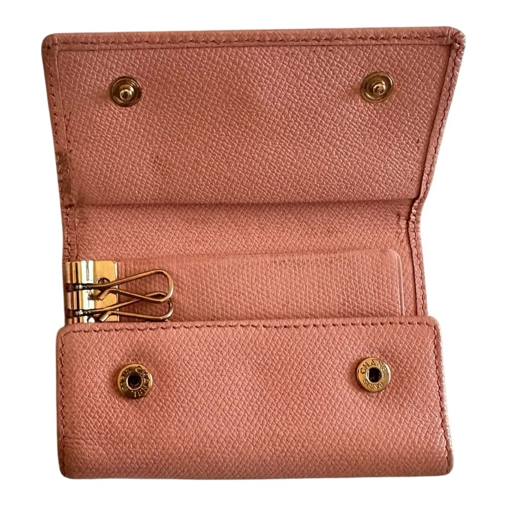 CHANEL | Coco Button Key Holder - Picture 5 of 7